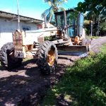 Jacqueline, prefeita de Nilo Peçanha, investe na melhoria das ruas de Barra dos Carvalhos com motoniveladora patrol