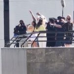Ivete Sangalo faz show surpresa em cobertura de prédio em Salvador