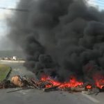 Grupo fecha acesso a Camaçari durante protesto contra derrubada de casas