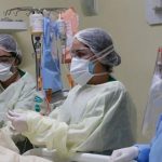 Enfermeiros relatam pacientes acordando durante intubação por falta de kit