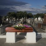 66.868 despedidas: Brasil termina pior mês da pandemia com recorde de mortes em dois terços do país
