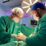 Prefeito volta a atuar como médico para diminuir fila de espera por cirurgias