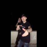 Filho de Bolsonaro dança música polêmica em rede social: Troquei meu PlayStation por fuzil