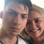Em vídeo, Renan Bolsonaro cospe água em mãe, que o defende: ‘Brincadeira’