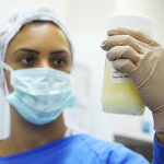 Leite materno produzido por mães vacinadas tem anticorpos contra a Covid-19, diz estudo