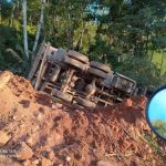 Freio falha, caçamba cai em ribanceira em bairro de Gandu