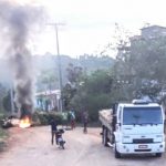 Manifestantes fecham estrada no Alto do Paulo Bispo, sentido ao Povoado Cocão