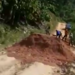 Com recursos próprios moradores da comunidade da região da Barra da Lama, zona rural de Wenceslau Guimarães põem cascalho na estrada