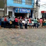 Gandu: Desorganização de fila e falta de distanciamento social são registrados nas agências bancárias e lotéricas nesta manhã