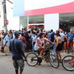 BANCO FECHADO: FILAS DO BANCO BRADESCO CAUSAM AGLOMERAÇÕES E TRANSTORNOS NO TRÂNSITO DE VALENÇA