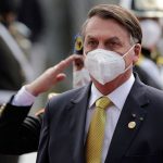 No Equador, Bolsonaro diz que está dando ‘mau exemplo’ e coloca máscara
