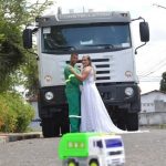 Feira de Santana: Casal faz ensaio de casamento com caminhão da coleta de lixo