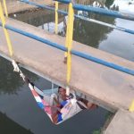 Homem ‘descansa’ em rede debaixo de ponte, em Gandu