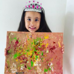 Brasileira de 5 anos é artista mais nova a expor no Louvre, em Paris