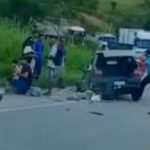 Batida entre caminhão e carro deixa uma pessoa morta e duas feridas no extremo sul da BA