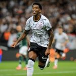 Após ameaças de morte, Gil arquiva fotos com a camisa do Corinthians
