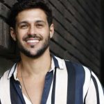 Ex – bbb Rodrigo Mussi volta a abrir os olhos e apertar mão da família