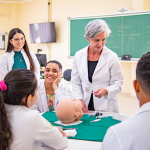 Faculdade Atenas abre vestibular para Medicina em Valença: Qualidade de ensino humanizado e estrutura de ponta em destaque