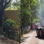 Carreta-baú fica atravessada na BA-542, trecho entre Valença e Entroncamento