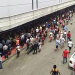 Caos durante entrega de cestas básicas: pessoas na fila sem necessidade geram revolta; confira