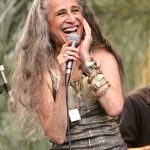 Maria Bethânia recebe Xande de Pilares em show histórico no Festival Doce Maravilha