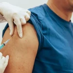 Adultos vão poder tomar vacina da dengue de graça no SUS