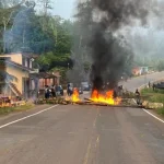 Moradores de Camamu bloqueiam BA-652 em protesto por ônibus escolar novo após acidente com transporte de alunos
