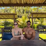 Sérgio Malheiros e Sophia Abrahão curtem day use em beach club de Itacaré