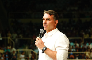 Justiça suspende homenagem a Flávio Bolsonaro em Salvador e prevê multa de R$ 500 mil